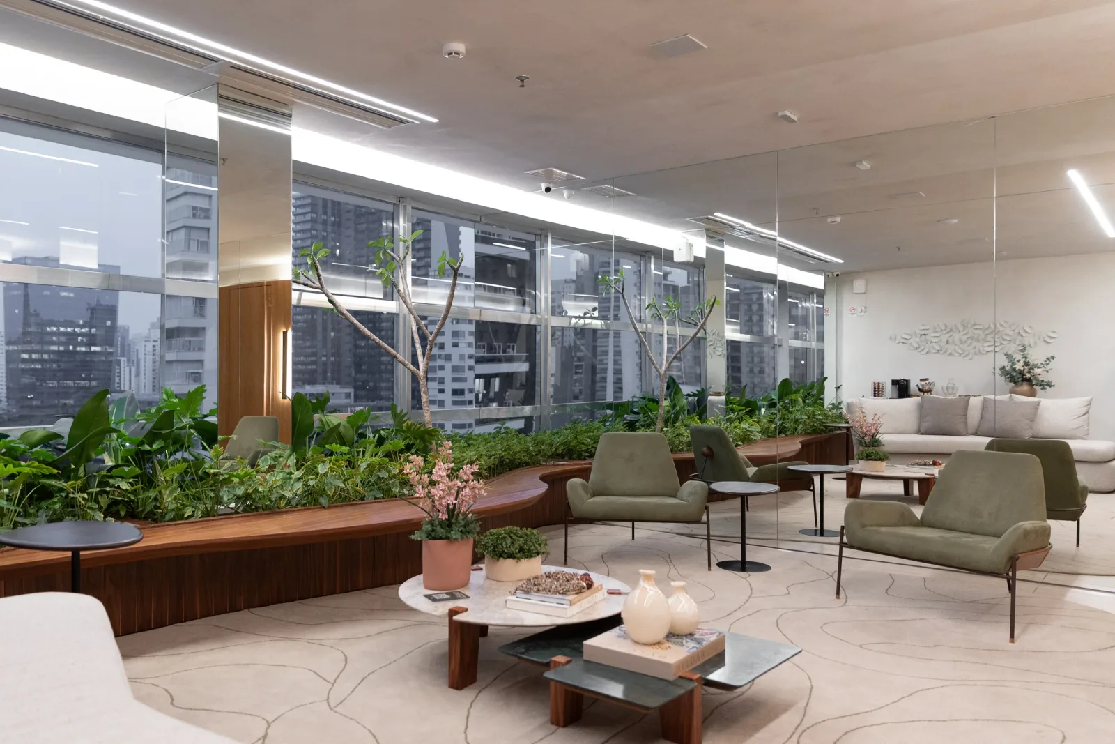 Ambiente de espera com plantas e vista da cidade
