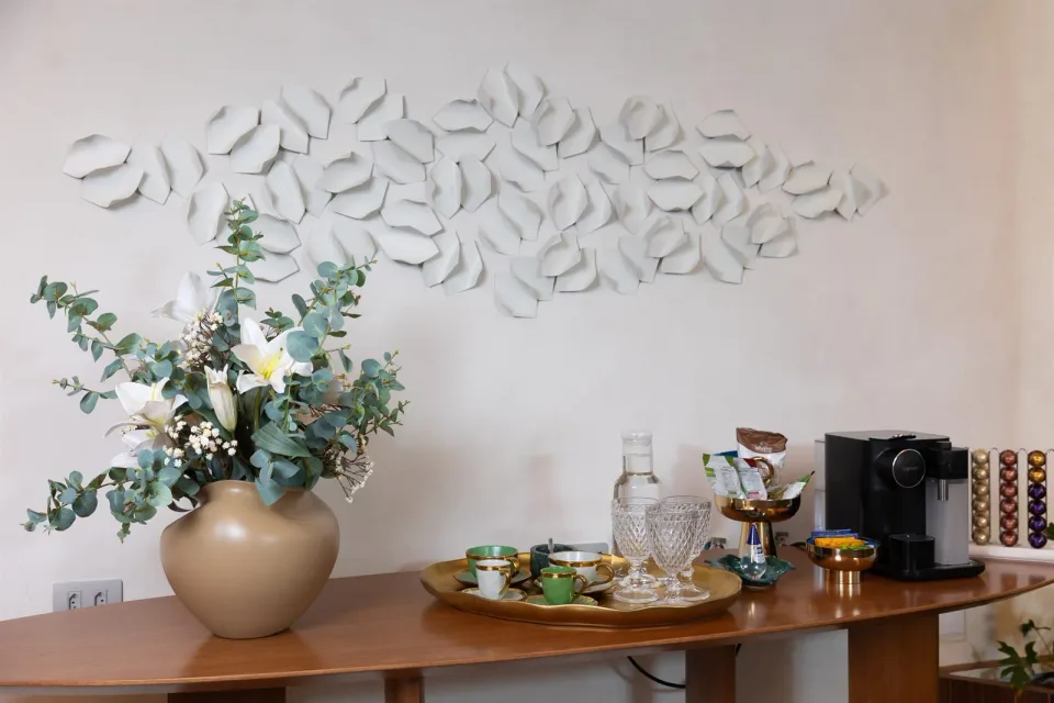 Espaço de café para pacientes da Dēzi Clinic na Vila Olímpia, em São Paulo