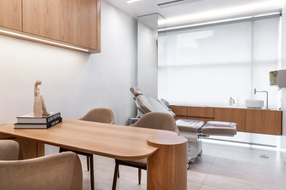 Sala de avaliação médica da Dēzi Clinic em São Paulo